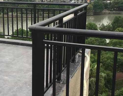 倉庫陽(yáng)臺鋅鋼護欄