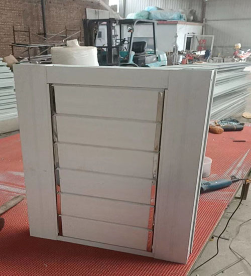 手動(dòng)金屬百葉窗生產(chǎn)車(chē)間